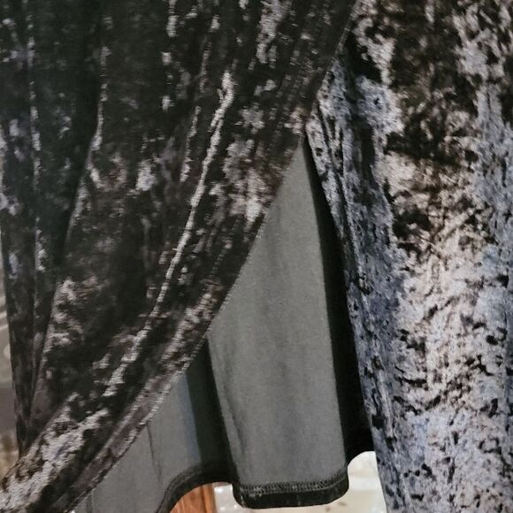 NWOT Boutique Black Velvet slit Back shirt - Picture 11 of 11